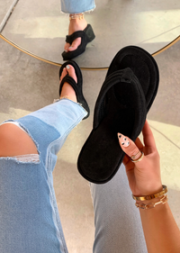 BABYGIRL PLEASE BLACK THONG SANDAL