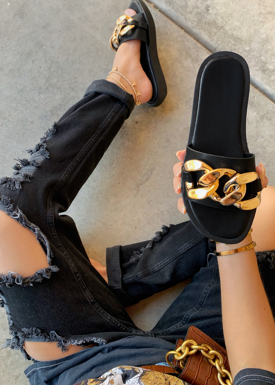 HANDS ON THE LATEST BLACK CHAIN SANDAL