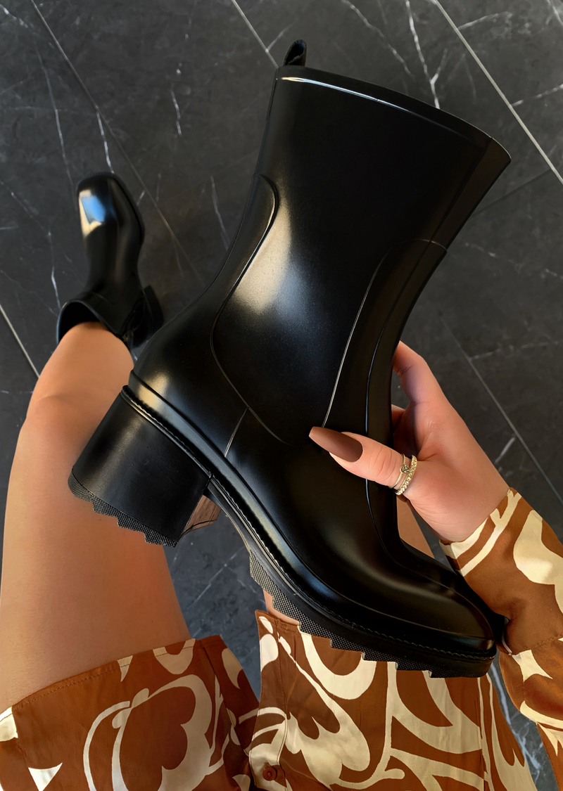 WHAT YOU NEED BLACK CHELSEA BOOTS
