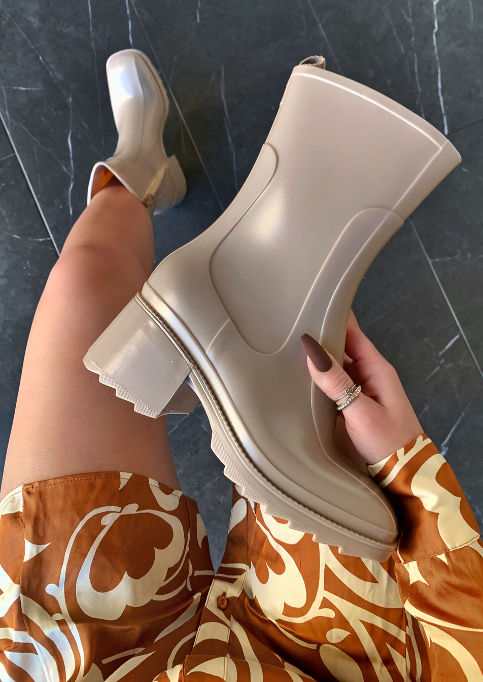 WHAT YOU NEED CREAM CHELSEA BOOTS