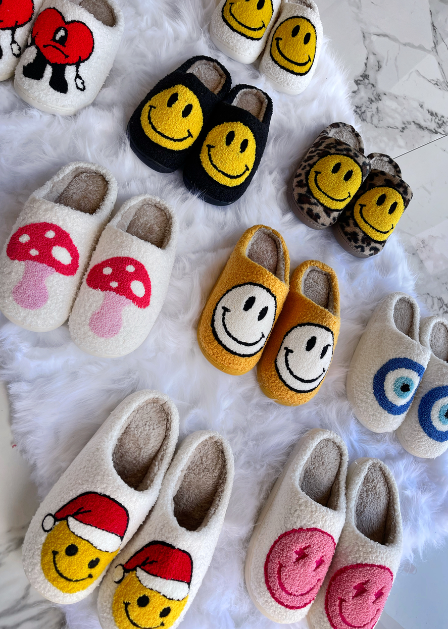 MAKE YOU SNUGGLE SANTA SLIPPERS